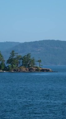 Ufukta dağlık kıyı şeridi olan geniş okyanus manzaralı bir manzara. Hava aracı geldi, ayağa kalkın. Yüksek kalite 4k görüntü