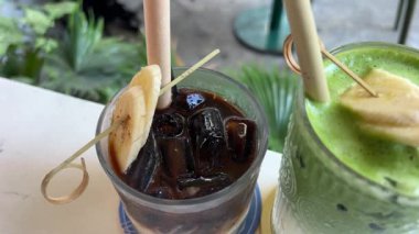 Ağır çekimde yeşil smoothie yapıyorum. Yüksek kalite 4k görüntü