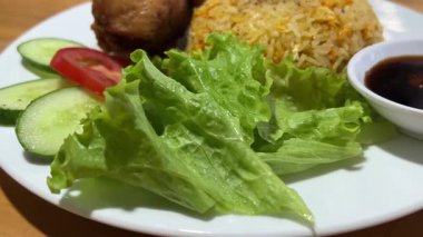 Taze yeşil marul yaprakları, küçük bir tabak baharatlı sos ve bir kalıp tereyağı içeren bir yemek hazırlama sahnesinin yakın çekimi. Malzemeler düzgünce bir tepsiye yerleştirilmiş. Yüksek kalite 4k görüntü