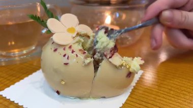 Çiçekli tatlı mumu çilekli pasta ve nane şekeri bir mum ve bir sürahi papatya çiçeği. Sıcak yaz sabahı atmosferi. Ve pencere kenarında kızıl kedi yavrusu. Yüksek kalite 