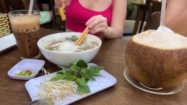 Erişte Çorbası ve Sağdan Soldan Görünüşte Yan Tabaklar ile çeşitli Vietnam Yemekleri. Yüksek kalite 4k görüntü