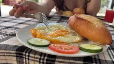 İki açık sandviç kahvaltı pastırması ve yumurta tabakta. Yüksek kalite 4k görüntü