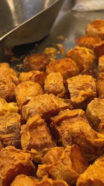 Tavuk nugget, genellikle yerden veya işlenmiş tavuktan yapılan ve fast-food aperatifi olarak sunulan küçük, ekmeklenmiş ve kızartılmış tavuk etidir. Abur cubur konsepti. 