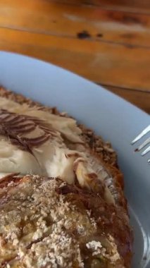 Balık pişirme konusunda seçici bir odaklanma. Izgarada marine edilmiş balık pişirme ve kızartma. Thunnini kömür üstünde ızgara yaptı. Yaz barbeküsü el balığı terbiye eder. Yüksek kalite 4k görüntü