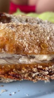 Tavada kızartılmış balık. Video, tavada kızartılmış balık pişirme sürecini gösteriyor. Altın, çıtır balık parçaları yağda kızarırken bir çatal da sulu bir parçayı koparır. Şişko olan. Yüksek kalite 4k