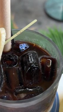 Ağır çekimde yeşil smoothie yapıyorum. Yüksek kalite 4k görüntü