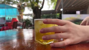 Masada soğuk yeşil çay. Yüksek kalite 4k görüntü