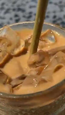 Buzlu bir bardağa demlenmiş kahve dolduruyorum. Buzlu latte ya da buzlu çay yapıyorum. Ferahlatıcı yaz buzlu kahve ya da buzlu çay içeceği. Yüksek kalite 4k görüntü