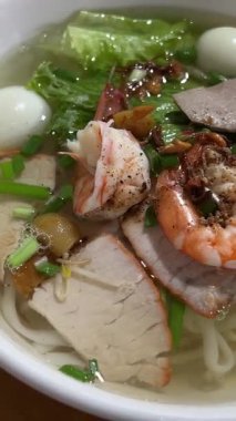 Sebzeli, etli, karidesli ve kızarmış soğanlı Bihun kuah veya pirinç vermicelli şehriye çorbası. Yüksek kalite 4k görüntü