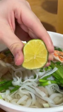 Çalkalanmış erişte, Endonezya, Bandung 'dan bir yemek. Yüksek kalite 4k görüntü