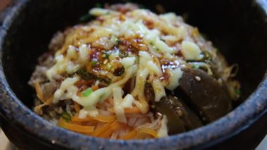 Tavuk, peynirli peynirli kraker, bol kremalı, fırında kızartılmış leziz. Konfor yemekleri, yemek tabakları, gurme yemekler, restoran servisleri ve yemek tasarımı için mükemmel. 