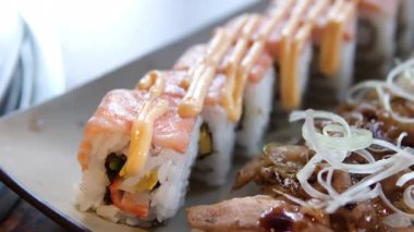 Çeşitli suşi yuvarlama tabakları: somon, ton balığı ve California Rolls Royce. Yüksek kalite 4k görüntü