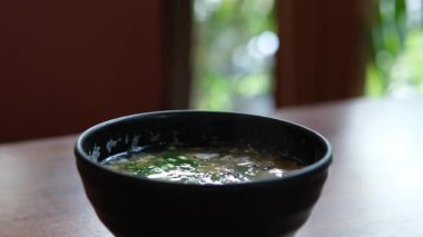 Sıcak miso çorbası, duman hareket ediyor. Geleneksel Japon yemekleri, kültür ve gelenek kavramı. Dikey video. Yüksek kalite 4k görüntü