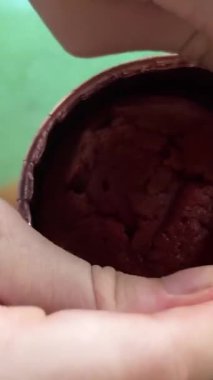 Kırmızı, lezzetli, sarı arkaplanlı bir mumlu bir doğum günü pastası. Mutlu yıllar, yıldönümü konsepti. Yüksek kalite 4k görüntü