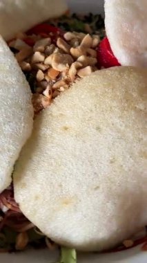 Öğle yemeğinde sebzeli erişte ve kraker yiyen kişi. Yüksek kalite 4k görüntü