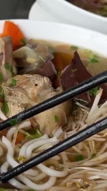 Soya etli Asya fast food eriştesi, maydanozlu yakın çekim. Baharatlı kaynar suda hazır şehriye pişirmek. - Evet. Anında erişte ya da hazır ramen, erişteden oluşan bir yemektir. 