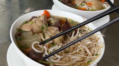 Soya etli Asya fast food eriştesi, maydanozlu yakın çekim. Baharatlı kaynar suda hazır şehriye pişirmek. - Evet. Anında erişte ya da hazır ramen, erişteden oluşan bir yemektir. 