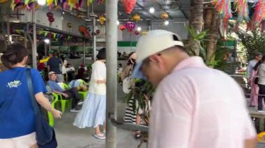 Etrafı bereketli palmiye ağaçları ile çevrili yuvarlak tekneler, yerel kültür ve sakin doğayı gözler önüne seriyor. Renkli yuvarlak tekneler Hoi An, Vietnam 07.24.2025