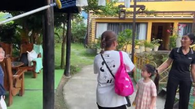 Meyve toplarken ağaçtan meyve toplarken Asyalı çocuklar havuzda yüzüp meyve topluyor. Gerçek Bangkok Tayland 07.24.2025