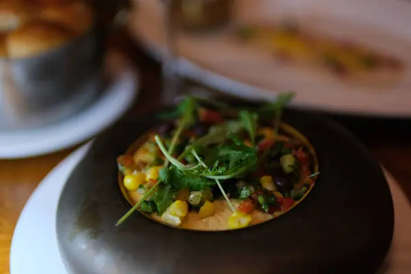 Doğu Avrupa mutfağında omlet, füme jambon, parmesan ve domates soslu kızarmış ekmek, roka ve vişneli domatesle süslenmiş frenk soğanı sunulur. Çırpılmış yumurta ve roka.