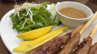 Çin 'in eski bir kasabası olan Yunnan' da geleneksel sokak yemeklerinde Asya usulü ızgara et. Yüksek kalite 4k görüntü