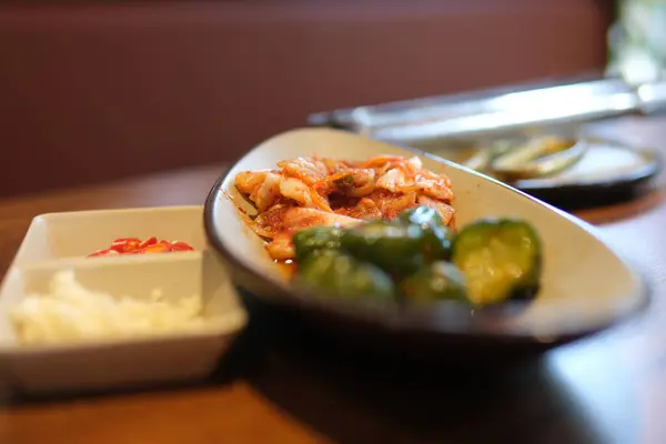 Baharatlı lahana salatası turşusu baharatlı sebzeler taze lezzetli gurme yemek arkaplanı masanın üstünde rustik yiyecekler fotokopi uzayı vejetaryen ve vejetaryen yemekleri. Yüksek kalite 4k görüntü