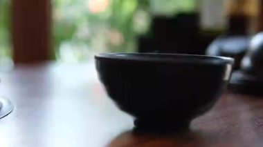 Arka planda siyah seramik bir kasede dumanlı sıcak çorba. Yüksek kalite 4k görüntü