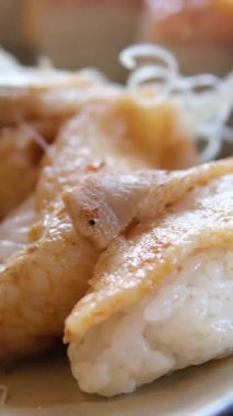 Suşi ayna masasında döner. Yemeye hazır aperatif Japon suşi dürümleri yakın planda dönüyor. Taze unagi suşi ve somon ve Philadelphia peynirli rulo. Yüksek kalite 4k görüntü