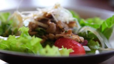 Kızarmış ya da ızgara somon, patates, kuşkonmaz, brokoli ve taze turpla sıcak salata. Stok videosu 4K. Yüksek kalite 4k görüntü