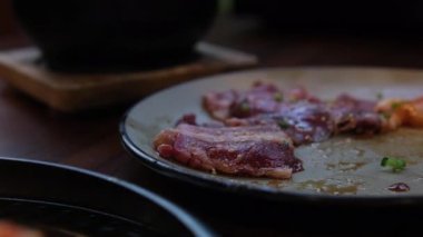 Dini festival sırasında tabakta taze ve çiğ dana eti ya da sığır eti yığınına yakın çekim. Taze inek eti pişirmeye hazır. Yüksek kalite 4k görüntü