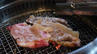 Kızarmış domuz pastırmalı ızgara kızarmış et ve domuz yağı. Izgara et ızgarası. Yüksek kalite 4k görüntü