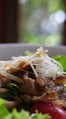 Taze ızgara tavuklu salata, parmesan peyniri ve yeşil yapraklı bir kâse. Sağlıklı beslenme kavramları için mükemmel. Salata, yeşil peynir.