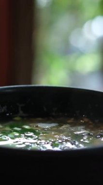 Sıcak miso çorbası, duman hareket ediyor. Geleneksel Japon yemekleri, kültür ve gelenek kavramı. Dikey video. Yüksek kalite 4k görüntü