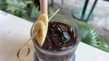 Buzlu, muzlu, buzlu, sütsüz kahve. Buzlu kahve yapıyorum. Dikey video. Yüksek kalite 4k görüntü