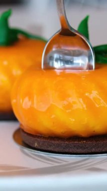 Çay kaşığı harika süslemeler tatlı cadılar bayramı tatlı kabaklı cheesecake. Yüksek kalite 4k görüntü