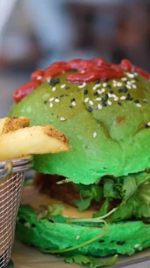 Tahta Masa Fast Food Sağlıksız Diyet Dengeli Beslenme Alışkanlıkları Lezzetli Tadı Konsepti üzerine erimiş peynirli ızgara sığır burger ve taze sebzeler. Yüksek kalite 4k görüntü