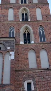 Ana Pazar Meydanı veya Rynek Glowny ile bir belediye binası, Sukiennice ve St. Marys Bazilika Kilisesi Krakow, Polonya 'da gün doğumunda. Sabah Krakow merkez meydanının hava görüntüsü. - Evet. Yüksek kalite 4k