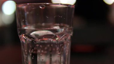 Ağır çekimde köpüklü su kabarcıkları. Yüksek kalite 4k görüntü