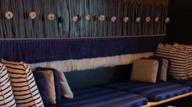 Güneşli oturma odasında, iki mavi koltukta, kopyalama alanı, ağır çekim. Mobilyalar, iç dekorasyon, ev hayatı ve yaşam tarzı. Yüksek kalite 4k görüntü