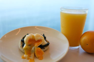 Hollandaise sosu, Benedict yumurtaları için sos. Yüksek kalite 4k görüntü