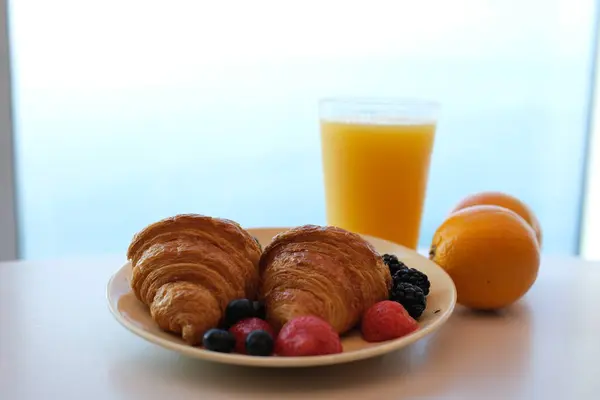 Otel odasında Continental Kahvaltı Tepsisi. Yüksek kalite 4k görüntü