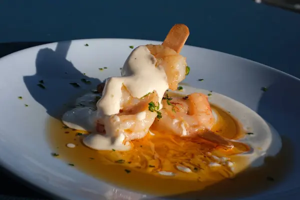 Siyah arka planda buzlu ve baharatlı haşlanmış karides. Yüksek kalite 4k görüntü