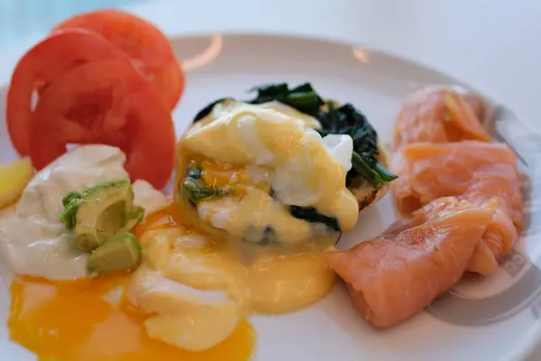 Hollandaise sosu, yumurtalar için sos Benedict sıvı yumurta sarısı tükeniyor. İki haşlanmış yumurta ya da domatesli kızarmış ekmek, kızarmış soğan ve Hollandez soslu pastırma. 4k