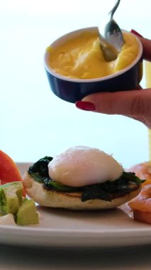 Hollandaise sosu, Benedict yumurtaları için sos. Yüksek kalite 4k görüntü