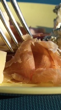 Şarküteri tahtası, peynir tabağı, bir el tahta kürdanla bir küp gouda peyniri diker. Yüksek kalite 4k görüntü