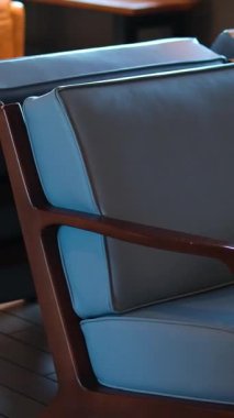 Modern oturma odası düzeneği, uygun fiyatlı şık mobilyalar, küçük bir iç mekan, parlak apartman dekorasyonu, rahat ev atmosferi. Yüksek kalite 4k görüntü