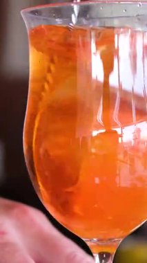 Barmen kokteyl yapımında kullanılan malzemeleri ölçmek için jigger kullanır ve yavaş çekimde sallanan sıvıları yakın çekime döker. Barmenler için profesyonel eğitim. Yüksek kalite 4k görüntü