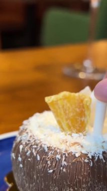 Pipetle hindistan cevizi tatlısı. Hindistan cevizi şeklinde çikolatalı tatlı. Yüksek kalite 4k görüntü