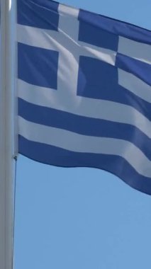 Açık bir günde rüzgarda sallanan Yunanistan bayrağının ayrıntıları. Demokrasi ve politika. Avrupa ülkesi. Vatanseverlik. Seçici odaklanma. Kusursuz ağır çekim. Yüksek kalite 4k görüntü