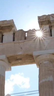 Antik Yunan harabeleri şehrin güzel günbatımı manzarasıyla. Yüksek kalite 4k görüntü